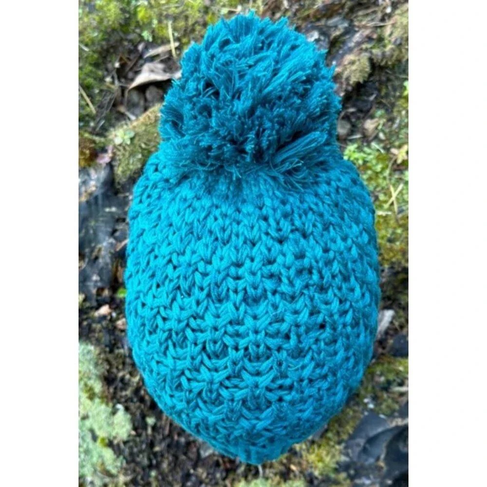 Mountain Hardwear Snow Capped Beanie Womens O/S Teal Wool Blend Pom Pom Hat